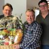 Firmeninhaber Hans-Jörg Heidelmeier und Abteilungsleiter Uwe Schneider beglückwünschen Rüdiger Döhring (Mitte).