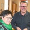 Die Seniorenbeauftragte Gaby Hofmann und der Referent für Trickbetrügerei Michael Beetz von der Kriminalpolizei in Schweinfurt freuen sich über die gute Teilnehmerzahl beim Vortrag.