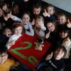 Daumen hoch für gewaltfreie Kommunikation in der Klasse 2c.
