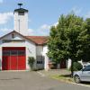 Für den notwendigen Erweiterungsbau des Feuerwehrgerätehauses Prölsdorf hat sich nun eine neue Variante ergeben, da die Gemeinde ein dahinter liegendes Grundstück erwerben konnte. Mit einer bisher geplanten Erweiterung nach vorne auf den Platz waren die Prölsdorfer nicht wirklich glücklich