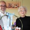 Schwarzachs Bürgermeister Volker Schmitt hatte einen Geschenkkorb zum 95. Geburtstag von Anni Schösser dabei. Die frühere Hebamme half einst auch dem Bürgermeister mit auf die Welt.