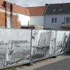 Wo früher eine Metzgerei stand, wartet seit langem ein Grundstück darauf, neu bebaut zu werden. Stellwände mit alten Dorfansichten sollten die Baustelle etwas ansehnlicher machen. Bei der Bürgerversammlung gab es Kritik an dem Zustand, doch das Grundstück befindet sich in Privatbesitz. 