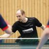 Nico Christ (Mitte) vom SB Versbach bestreitet hier an der Seite von Dillon Chambers (verdeckt) das Doppel gegen den TTC Kist.  Nach dieser Saison will der 41-Jährige eine Tischtennis-Pause einlegen und der Australier Chambers kehrt in seine Heimat zurück.
