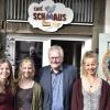 Königsbergs Bürgermeister Claus Bittenbrünn mit den neuen Betreiberinnen des Cafés Schmaus (von links): Carmen, Alina und Sarah Eckert.
