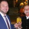 Bürgermeister Matthias Bielek stieß mit Friseururgestein Anton Lasar auf dessen 85. Geburtstag an.