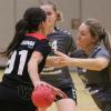Auf der Platte sind es Gegnerinnen, nichtsdestotrotz müssen die Handballerinnen des FC Bad Brückenau (dunkle Trikots) auf Hammelburger Schützenhilfe hoffen.