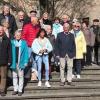 Die CSU-Senioren während des Rundgangs im Schlosshof auf dem Schwanberg mit Schwester Dorothea (Dritte von rechts).
