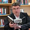 Autor Josef Weidinger bei Vorstellung seines Romans „Salla. Das Pestdirndl“ in der Stadtbücherei.