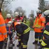 Besprechung mit den Feuerwehrleuten an der Lauer, die für die Übung als Überschwemmungsgebiet galt. Mit einer Tauchpumpe sollte der Wasserstand gesenkt werden.