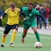Osakpolor Iyore (rechts) traf beim 4:1-Sieg gegen Giebelstadt doppelt und schob sich mit 18 Treffern an die Spitze der Torjägerliste. Hier kann Till Trutschel den schnellen Stürmer nicht halten.