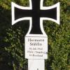 Bewusst wurde das historische Holzkreuz belassen und nur Farbe und Name wieder lesbar gemacht.