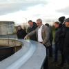 Bürgermeister Klaus Schenk (Bildmitte) erläutert seinen Ratskollegen die Vorgänge am Belebungsbecken.