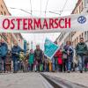 Gut 250 Menschen waren dabei: Würzburger Ostermarsch am Karsamstag, hier der Demonstrationszug in der Kaiserstraße. 