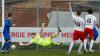 Torhüter André Koob vom FV 04 Würzburg streckt sich vergeblich nach dem Kopfball von Valentin Seebauer (Zweiter von rechts). Der ASV Cham setzte sich an der Mainaustraße im Bayernliga-Duell gegen die Nullvierer durch.