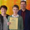 Im Bild (von links): Gerlinde Eidel (Fachbetreuerin Mathematik) Christoph Düren, Friedhelm Klöhr (Schulleiter des Gymnasiums Marktbreit).