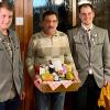 1. Schützenmeister Luca Sillmann (links) und 2. Schützenmeister Eric Heim (rechts) bedankten sich bei Reiner Hergenhan für sein Engagement bei der Beschaffung und dem Aufbau der neuen Schießanlage.