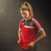 Vor gut sechs Jahren entstand dieses Foto von Lea Schneider im Fotostudio. Seinerzeit war der große Traum vom Profifußball noch sehr lebendig. Nach vier Kreuzbandrissen wechselt die mittlerweile 22-Jährige an die Seitenlinie ins Trainerteam von Schott Mainz.