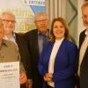 Im Bild (von links): Norbert Lehrach (50 Jahre), Heinz-Georg Wahler (40 Jahre), Josef Reubelt (50 Jahre), Martina Gießübel (Kreisrätin, Landtagskandidatin), Georg Brückner (Ortsvorsitzender, Kreisrat).