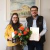 Ute Reiher und Bernd Zehner beim Überreichen der Urkunde für 25 Jahre bei der Firmengruppe Zehner.