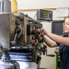 Eine Ausbildung zum Industriemechaniker ist kein Schwerpunkt mehr für die männliche Welt. Beim "Tag der Ausbildung" können junge Menschen sich im Betrieb, wie hier in den Vereinigten Spezialmöbelfabriken Tauberbischofsheim, ein Bild von dem Beruf machen.