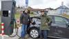 Seit Jahresbeginn gibt es an der Tankstelle des Bad Königshöfer Unternehmers Bernd Zehner (links) einen "Hypercharger", mit dem Akkus von E-Autos extrem schnell aufgeladen werden können. Diese Möglichkeit nutzt auch Fahrlehrer Marcel Betzold, der eines seiner vier Fahrschulautos auf Elektroantrieb umgestellt hat.