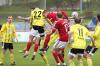 Unübersichtliche Situation im Landesliga-Derby: Nach einem Eckball verfehlt Dampfachs Luca Zeiß (daneben Teamkollege Thiemo Persch) den Ball und köpft stattdessen Schweinfurts Tim Stühler an die Seite. Unübersichtliche Situation im Landesliga-Derby: Nach einem Eckball verfehlt Dampfachs Luca Zeiß (daneben Teamkollege Thiemo Persch) den Ball und köpft stattdessen Schweinfurts Tim Stühler an die Seite.