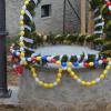 Seit kurzem ziert ein bunter Osterbrunnen die neu geschaffene Ortsmitte von Schwemmelsbach. Freiwillige haben pünktlich zum Osterfest den Brunnen mit vielen bunten Eiern geschmückt und verziert, sodass erstmals überhaupt ein Osterbrunnen im Ort aufgestellt wurde.