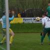 Sebastian Hock (Nr. 17, grünes Trikot) erzielt in dieser Szene per Kopf das zwischenzeitliche 3:1 für den TSV Ostheim. Der Fladunger Torhüter Tobias Hohmann ist machtlos. Sebastian Hock (Nr. 17, grünes Trikot) erzielt in dieser Szene per Kopf das zwischenzeitliche 3:1 für den TSV Ostheim. Der Fladunger Torhüter Tobias Hohmann ist machtlos.