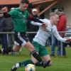 Der Ostheimer Kapitän Florian Fuchs (links) gewinnt diesen Zweikampf gegen Moritz Weiß vom FC Fladungen und setzte sich mit seinem Team in einem guten Derby mit 3:2 durch.