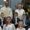 Vier Mädchen und fünf Jungen aus der Pfarreiengemeinschaft St. Kilian und Weggefährten haben am Weißen Sonntag in der Pfarrkirche St. Kilian in Pfarrweisach die erste heilige Kommunion empfangen. Eine Premiere war es auch für Pater Sinto (oben links) und Gemeindereferentin Hanna Lutz-Hartmann (oben rechts). Bürgermeister Markus Oppelt hieß die Erstkommunikanten mit ihren Eltern und Paten im Sitzungssaal des Rathauses willkommen, von wo aus sie zusammen mit der Kirchenmusikkapelle zur Pfarrkirche zogen. Unser Bild zeigt in der unteren Reihe Lina Vondran, Amy Zöcklein, Emma Klebrig, Lara Zöcklein, sowie in der zweiten Reihe Tim Wagner, Luis Palatini, Eric Schmidt, Ferdinand Schmittlein und Jonah Schmittlein.