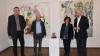 Der Künstler Peter Wittstadt, umrahmt von Knetzgaus zweiten Bürgermeister Stefan Seubert (links) und den Eschenauer Galeristen Eleonore Schmidts-Stumpf und Egon Stumpf zeigt momentan in den Räumen von Schloss Oberschwappach einen Querschnitt seines künstlerischen Schaffens.