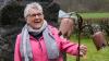 Echte Schachblumen gab es beim Schachblumenfest in Obersinn wenige, dafür hat Steinmetz Reiner Hahn (hier Gattin Gisela) handwerklich gefertigte Schachblumen aus Sandstein angeboten.