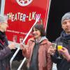 Das Theater Maßbach spielt  jetzt auch im Lastwagen. Theaterchefin Anne Maar (links) und Schauspielerin Erika Mosonyi stoßen auf die gelungene Premiere im neuen Theater-Lkw an, ebenso Mitarbeiter des technischen Teams.