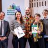 Freuen sich über die Auszeichnung (von links): Ministerialrat Martin Wunsch, Andrea Pöschl (Beauftragte für die Schulbibliothek), Holger Götzelmann (Lehrer an der Mittelschule), Patricia Stachorski (Verwaltungskraft) und Marion Junghans (Sozialpädagogin). 