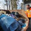 Benjamin Schießer schaut ratlos in den Container mit Abfall, den die Mitarbeiter der Straßenmeisterei Hammelburg im östlichen Landkreis dieser Tage an Straßenrändern, an Einfahrten oder Parkplätzen gesammelt haben.