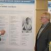 An einer von 28 Bildtafeln erläutert (von links) Eugen Eichelberg Kitzingens zweitem Bürgermeister Manfred Freitag und der Voritzenden der Ortsgruppe Würzburg-Kitzingen der Landmannschaft der Deutschen aus Russland, Albina Baumann, Einzelheiten der Ausstellung