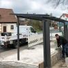 Da ist Muskelkraft gefragt. Sulzfelds Bürgermeister Jürgen Heusinger  (links) und sein Helfer Moritz Eckert betätigen sich bei der Errichtung einer Natursteinmauer in Kleinbardorf.
