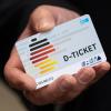 Ein "D-Ticket" im Chipkartenformat wird anlässlich des Verkaufsstarts des Deutschlandtickets im Frankfurter Hauptbahnhof auf einem Pressetermin gezeigt.