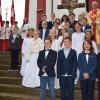 Die Dettelbacher Kommunionkinder stellten sich mit den Ministranten und Dekan Gerhard Spöckl zum Erinnerungsfoto auf.
