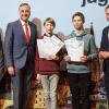 Auf dem Foto (von links): Dr. Stephan Giglberger (Patenbeauftragter der Uni Regensburg), Dr. Thomas Burger (Juror Physik), die Landessieger Physik Florian Gärtig und Raphael Jahnel, Michael Stefan (Wettbewerbsleitung "Jugend forscht" Bayern).