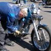 Die Experten vom TÜV achten auch auf die Befestigung aller Bauteile. Gerold Zeier checkt hier die Position der Fußrasten an einem Chopper.  