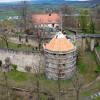 Die gesamte imposante Burganlage aus der Luft, mit dem Basteiturm, der nun ein Spitzdach bekommen hat. 