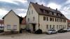 Dieses gemeindeeigene Gebäude am Marktplatz in Maßbach wird dem Erdboden gleich gemacht. Hier soll ein Haus mit einer Arztpraxis und neuen Wohnungen entstehen. Für die Gestaltung wird es einen Architektenwettbewerb geben.