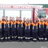 Im Bild die20 Feuerwehrmänner und -frauen der Freiwilligen Feuerwehr Grettstadt, die erfolgreich die Leistungsprüfung absolviert haben, zusammen mit Kreisbrandinspektor Alexander Bönig, den Kreisbrandmeistern Fabian Haubenreich und Stefan Hauck, Bürgermeister Jens Machnow, Kommandant Lars Stumm und dessen Stellvertreter Stefan Wolf.