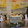 Die Kommunionkinder am Altar der Pfarrkirche in Dingolshausen.