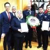 Zum 25jährigen Bestehen der Partnerschaft der Wehren Hausen, Gemeinde Schonungen, und Hausen bei Forchheim überreichten Führungskräfte der oberfränkischen Wehr eine Erinnerungstafel (von links): Bürgermeister Stefan Rottmann, Landrat Florian Töpper, Kreisbrandrat Holger Strunk, Christine Lindner, Tobias Heupel und aus Hausen bei Forchheim Jörg Dunkel, Marco Weichert und Bürgermeister Bernd Ruppert.