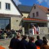 Das neue Dorfgemeinschaftshaus in Sonderhofen erhielt von Pfarrer Klaus König den kirchlichen Segen.