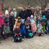 Fahrzeugübergabe - Gemeinsam mit den Kindergartenkindern freuen sich von links: Rüdiger Hohmann (2. Vorsitzender Elternbeirat Hausen), Elke Schneyer (Kindergarten Hausen), die Vorstandschaft der Ärzte-Gruft vertreten durch Sebastian Keßler, Christopher Hohmann, Paulina Sopp und Felix Keßler sowie Sophie Viernickel (Kindergarten Hausen) und Cornelia Herbert (Kindergartenleitung).