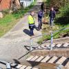 Über die bislang durchgeführten und noch anstehenden Arbeiten der Sanierung des Fußweges zwischen Herrnstraße und Bahngelände zur Günterslebener Straße ließ sich Bürgermeister Jürgen Götz (links) durch seinem im Tiefbaureferat tätigen staatlich geprüften Techniker Marco Sauer (rechts) informieren.
