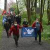 Eine Wandergruppe der Naturfreunde-Friedenswanderung "Frieden in Bewegung" 2021 unterwegs auf der Etappe von Barsinghausen nach Bad Münder.